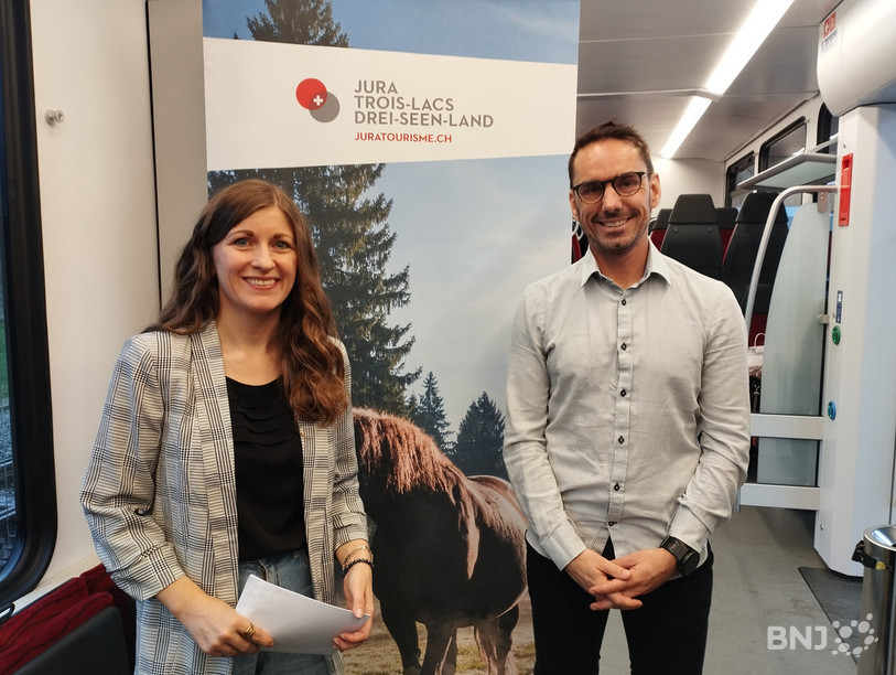 Mélanie Kilcher-Berberat et Guillaume Lachat ont présenté la nouvelle offre touristique ce mardi dans une nouvelle rame des CJ installée, pour l'occasion, sur la voie 3 de la gare de Saignelégier.
