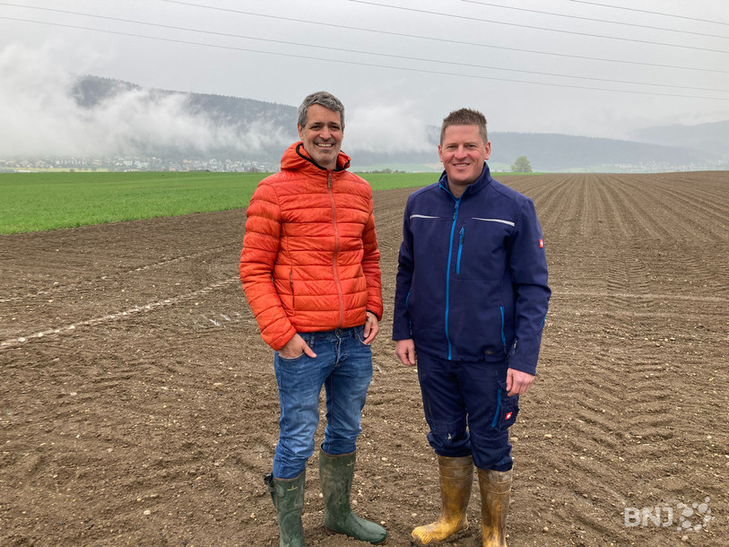 De gauche à droite: Yann Huguelit, directeur de la Chambre neuchâteloise d’agriculture et de viticulture, et Karim Veuve, agriculteur à Chézard.