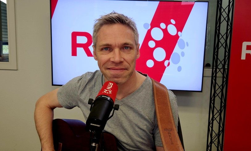 Éric Constantin, guitare à la main, dans « La Matinale ».