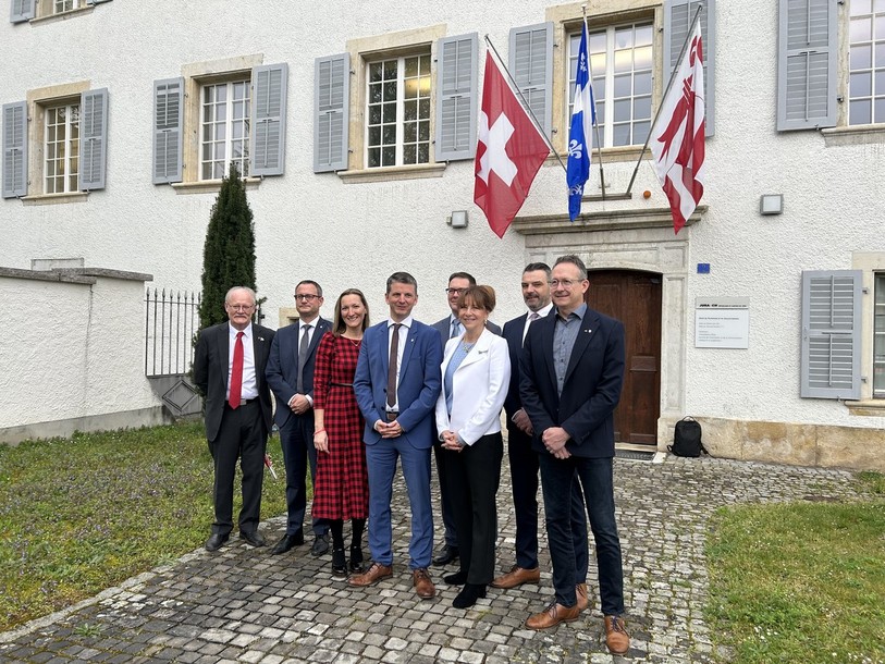 La délégation menée par la présidente de l'Assemblée nationale du Québec, Nathalie Roy, lors de sa visite officielle dans le Jura.