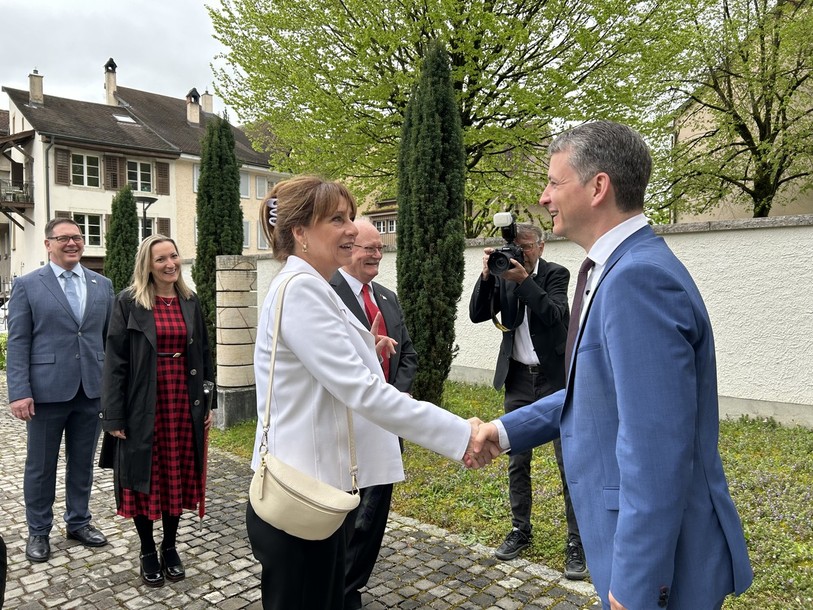 La délégation menée par la présidente de l'Assemblée nationale du Québec, Nathalie Roy, lors de sa visite officielle dans le Jura. 