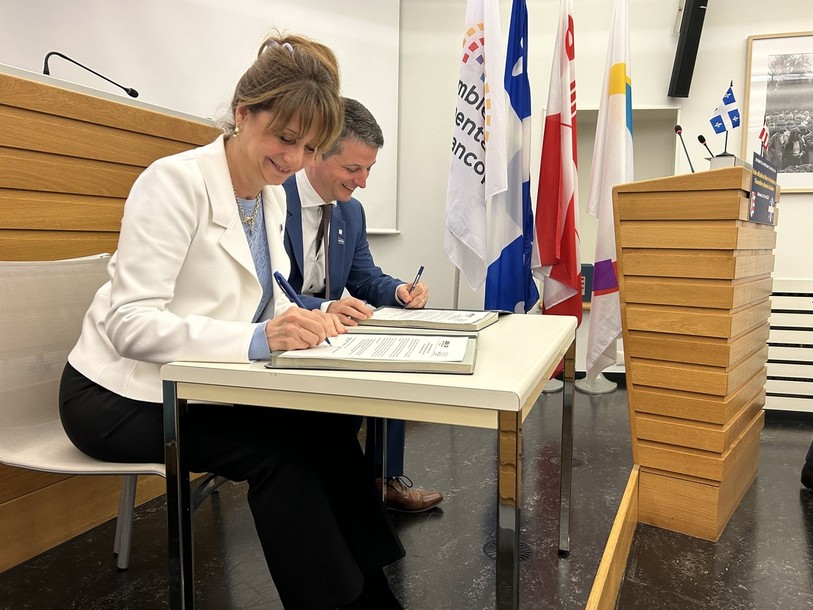 La présidente de l'Assemblée nationale du Québec, Nathalie Roy, et le président du Parlement jurassien, Yann Rufer signent l'Entente interparlementaire.