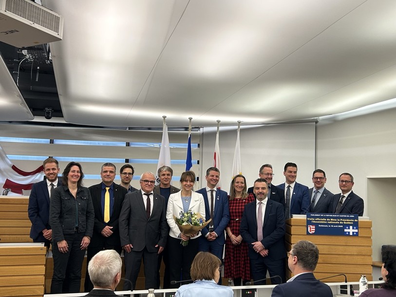 La délégation menée par la présidente de l'Assemblée nationale du Québec, Nathalie Roy, avec les chefs de groupe du Parlement jurassien.