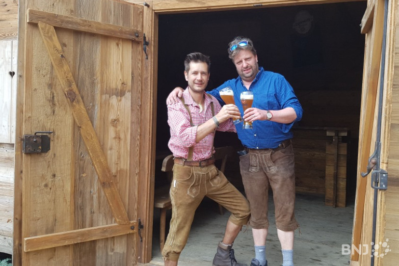Costumes traditionnels de rigueur pour Manuel Collados et Patrick Boillat, les deux bistrotiers et organisateurs de la Fête de la bière de La Chaux-de-Fonds.