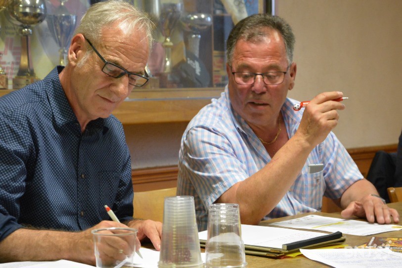 Francis Rebetez (à gauche) prend la succession d'Albert Lusa à la présidence du FC Bassecourt