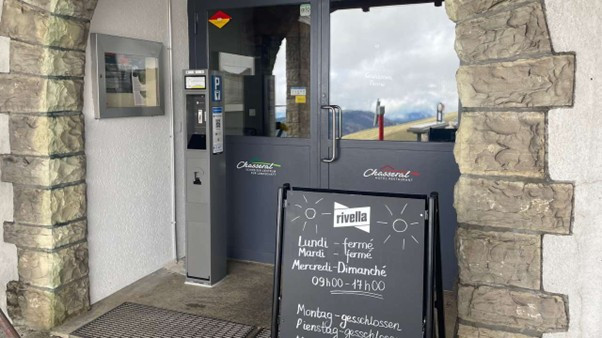 L’horodateur est placé à l’entrée du bâtiment. Il devra être recouvert. (Photo : Journal du Jura.)