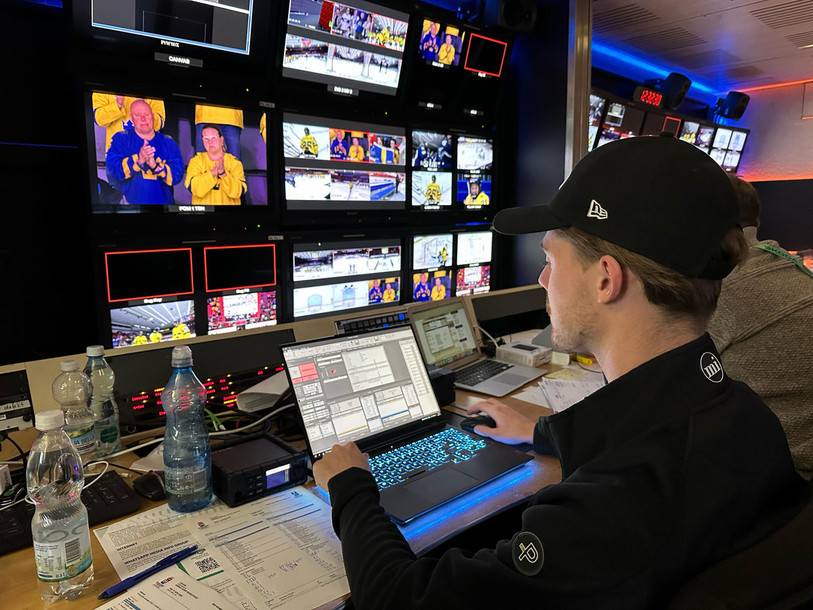Lucas Baour en plein travail depuis le camion de la production télévisuelle installé à côté de la patinoire de Ceske Budejovice. (Photo : Lucas Baour)
