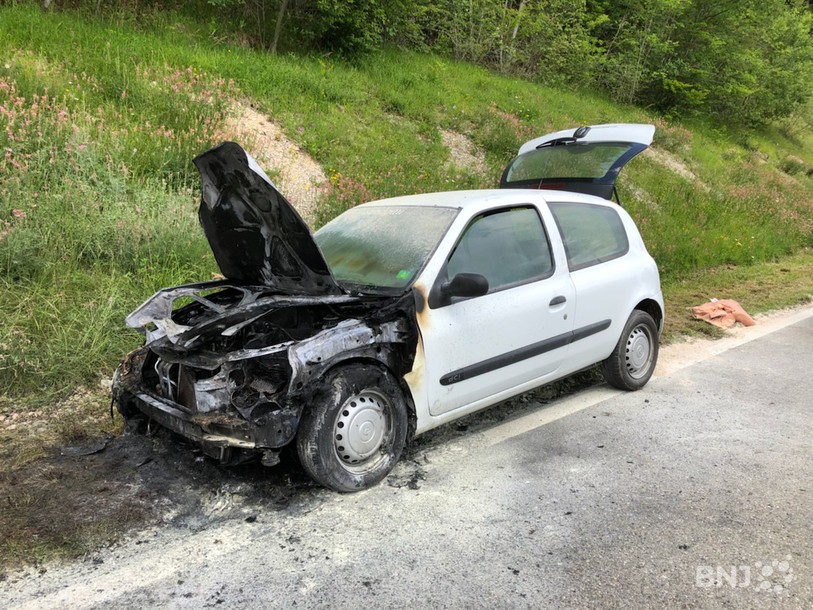 Le véhicule a pris feu peu de temps après s'être arrêté.