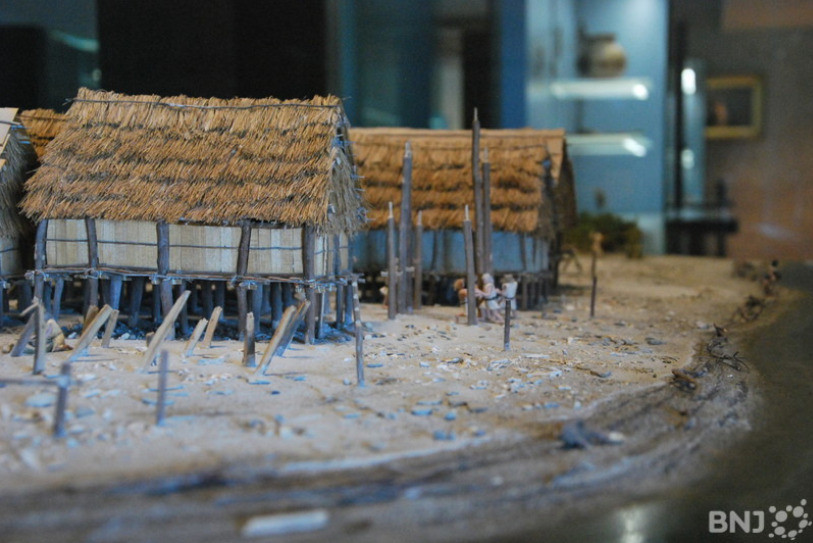 Caché sous l'eau ou sous la terre, le site palafittique d'Hauterive se dévoile aux écoles dans le cadre d'ateliers didactiques.