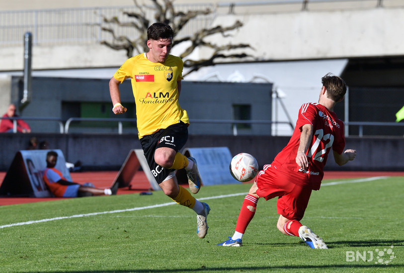 Altin Shala ne parvient pas à déborder le défenseur de Bulle Enrique Wild. L'action est à l'image du match et de la saison des SR Delémont (photo : Georges Henz).