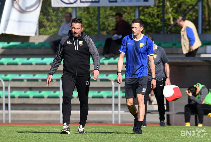 L'entraîneur Anthony Sirufo (à gauche) et son assistant Maïk Hirschi ont encore du travail pour assurer le maintien des SR Delémont (photo : Georges Henz).