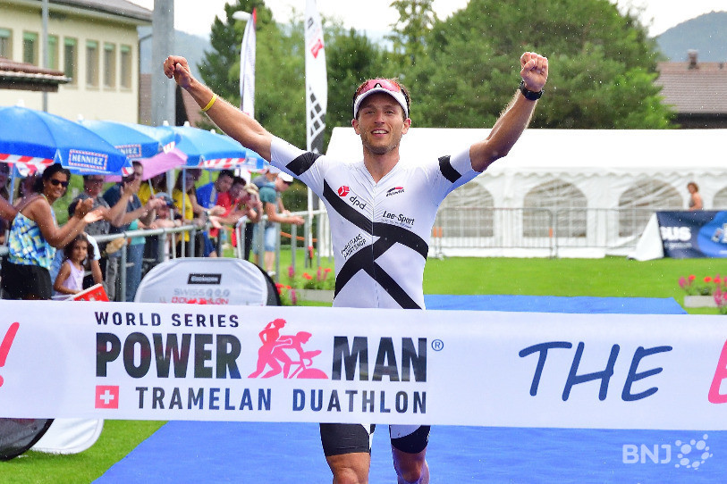 L'Allemand Felix Köhler sur la ligne d'arrivée du Powerman Duathlon après près de trois heures d'effort. (Image: Georges Henz)