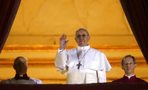 Le 13 mars 2013, le pape François apparaît au balcon de St-Pierre. Son « Buona sera » a marqué Marie-Andrée Beuret. (AP Photo/Gregorio Borgia, file)