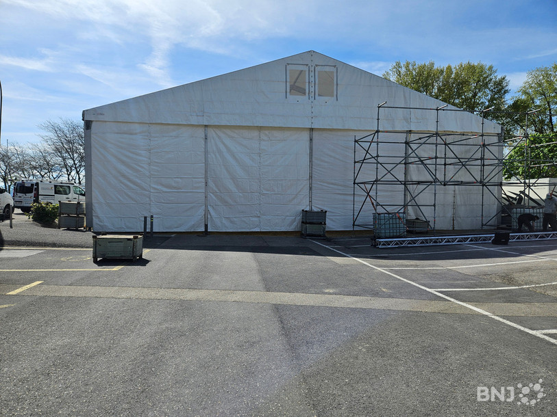 Une tente est en cours d’installation sur le parking des Patinoires du Littoral. Elle accueillera le concours des apprentis constructeurs de routes.