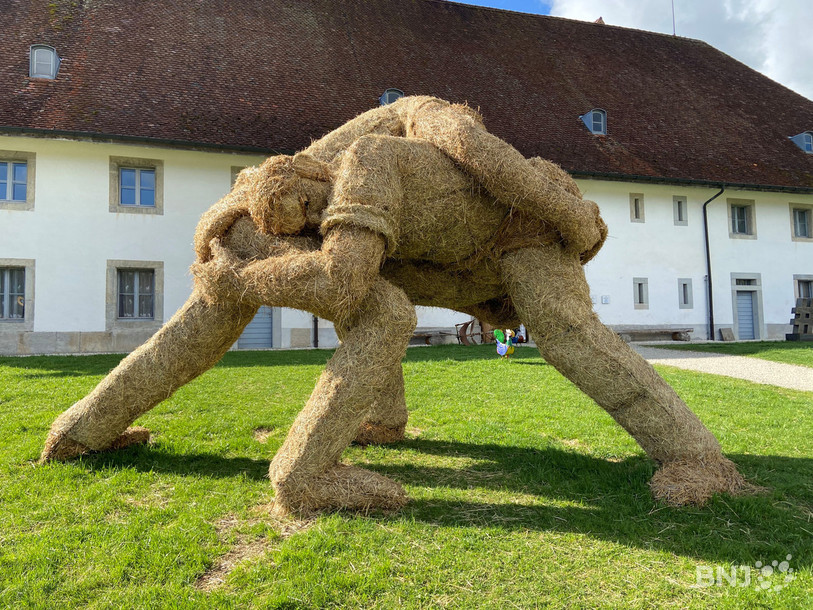 Une sculpture de paille et de foin, représentant deux lutteurs, est déjà visible devant la Maison de la Tête de Moine.