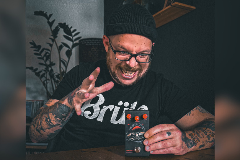 Théo Burri, guitariste-chanteur de KAHFA avec la pédale fuzz baptisée du nom d'une chanson du groupe . (Photo : KAHFA)