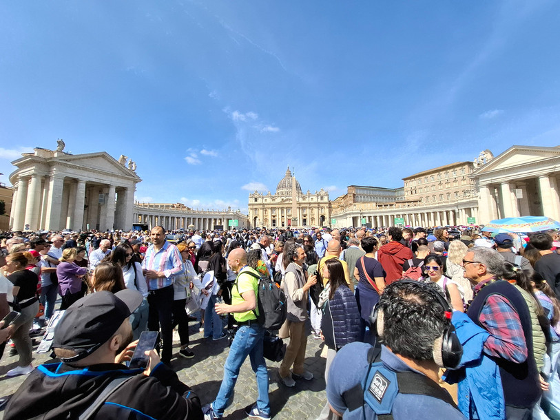 La foule était présente en nombre aux abords de la Place St-Pierre à Rome ce mercredi 