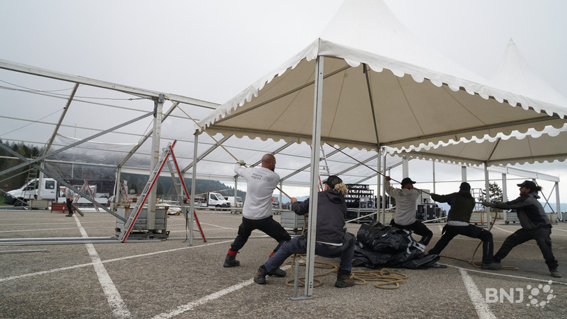 Les monteurs s'activaient pour installer les bâches transparentes sur la grande tente ce mercredi matin.