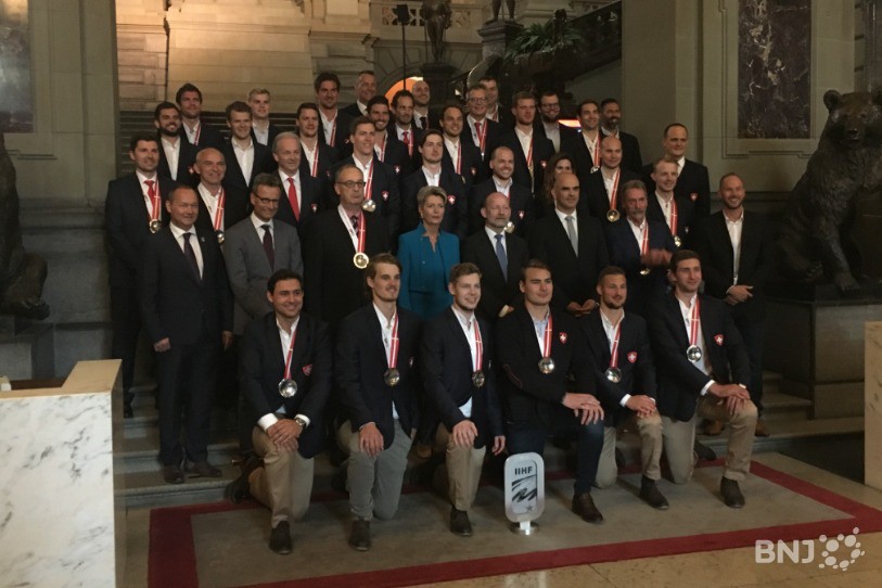 Les joueurs de l'équipe de Suisse de hockey sur glace ont été honorés au Palais fédéral lundi.