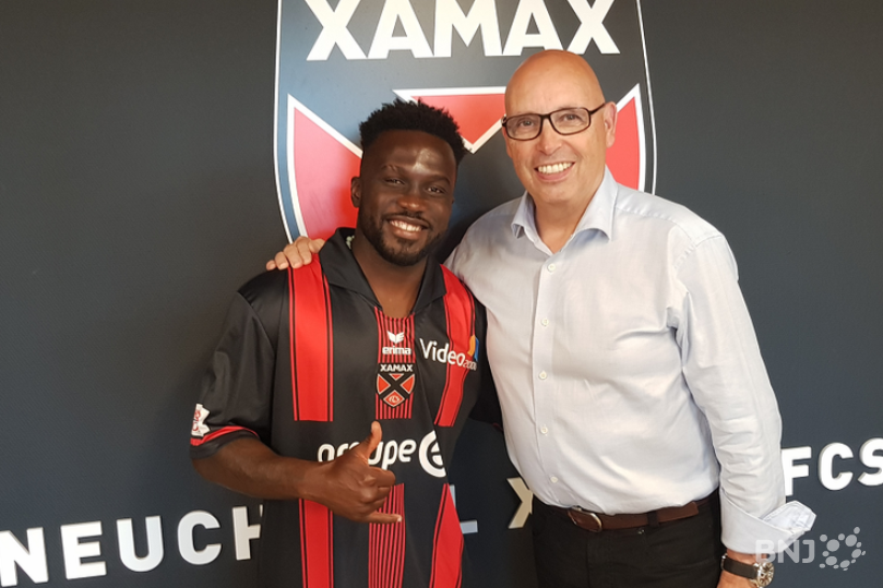 Le président Christian Binggeli en compagnie de sa nouvelle recrue Hamed Koné, qui devrait porter dans le dos le numéro neuf ou treize.