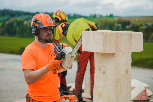Les apprentis ont ainsi eu l’occasion de s’exercer au maniement de la tronçonneuse. (Photo : Dritchino - Tagada Studio.)