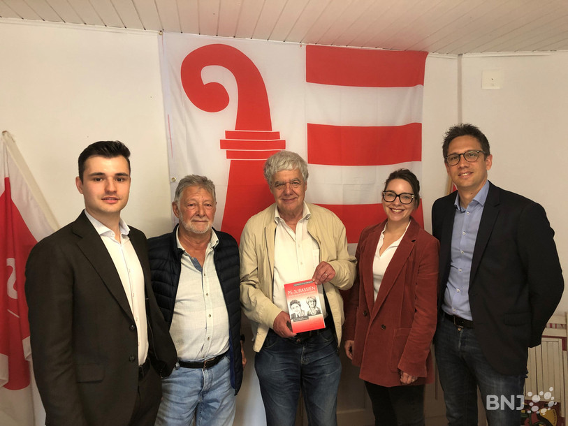 Le Parti socialiste jurassien avec, de gauche à droite, son vice-président Mathieu Houmard, Jean-Marie Miserez, le coordinateur du livre Jean-Claude Rennwald, Lisa Raval et son président Raphaël Ciocchi ont présenté les différents éléments liés aux 50 ans du PSJ.