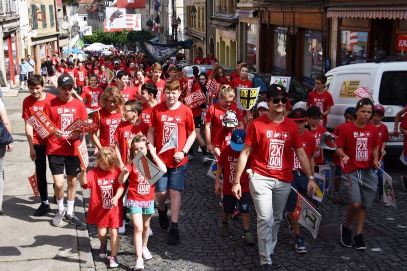 La marée rouge samedi matin dans les rues de Porrentruy