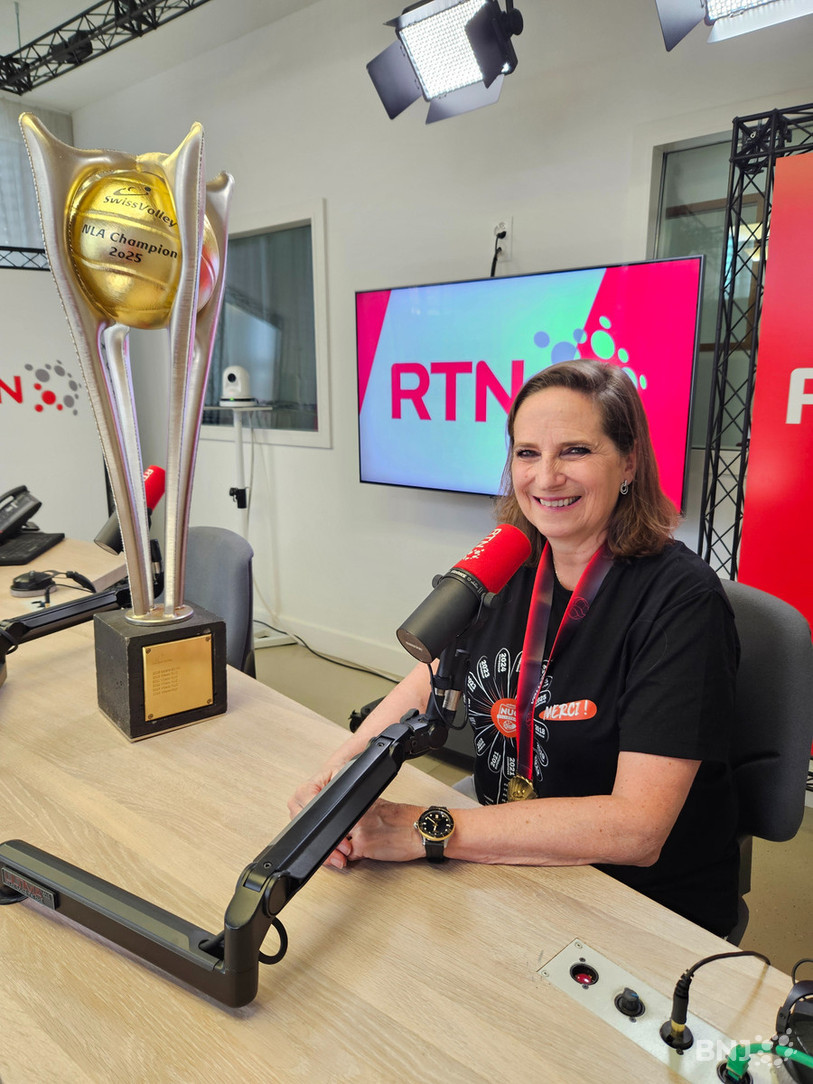 Jo Gutknecht avec le trophée dans le studio de RTN.