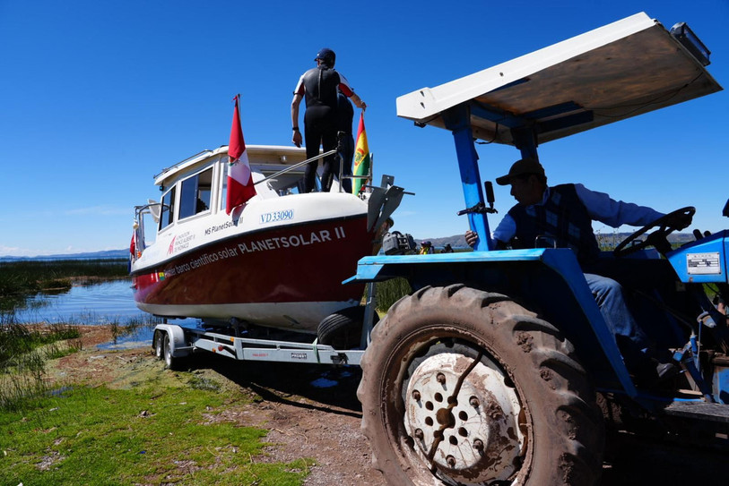 Le bateau solaire PlanetSolar II du Neuchâtelois Raphaël Domjan a été mis à l'eau avec succès dans le lac Titicaca. (Photo : Fondation PlanetSolar?