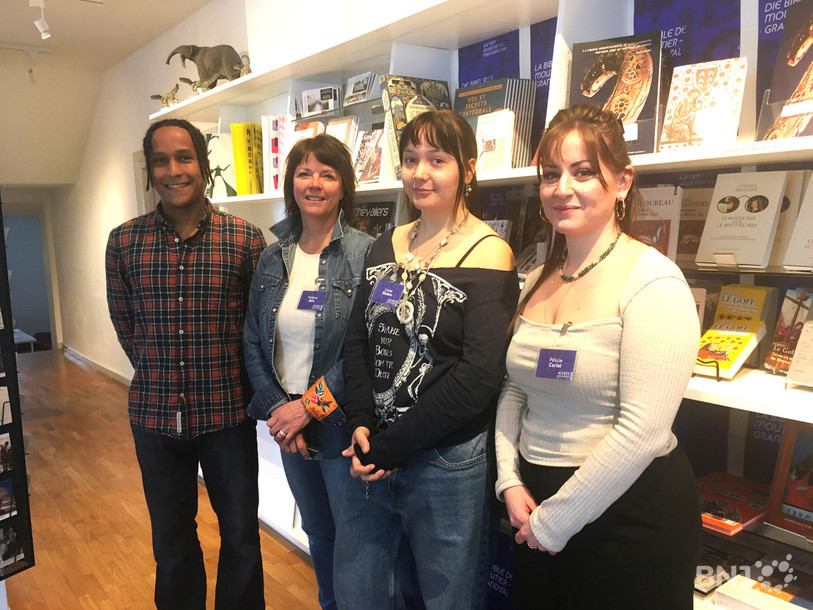 Kevin Bourgeois, Valérie Rais, Loïse Rieben et Félicie Cortat (de gauche à droite) travaillent au Musée jurassien d'art et d'histoire à Delémont dans le cadre de l'exposition sur la Bible de Moutier-Grandval. 