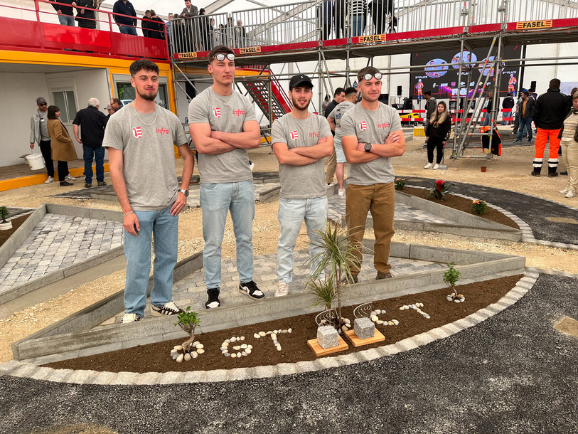 Nolan Langenegger, Arnaud Schwarz, Tony Gyger et Thobias Courbat ont obtenu les tickets romands pour la finale des SwissSkills 2025 (photo: Halle des maçons).