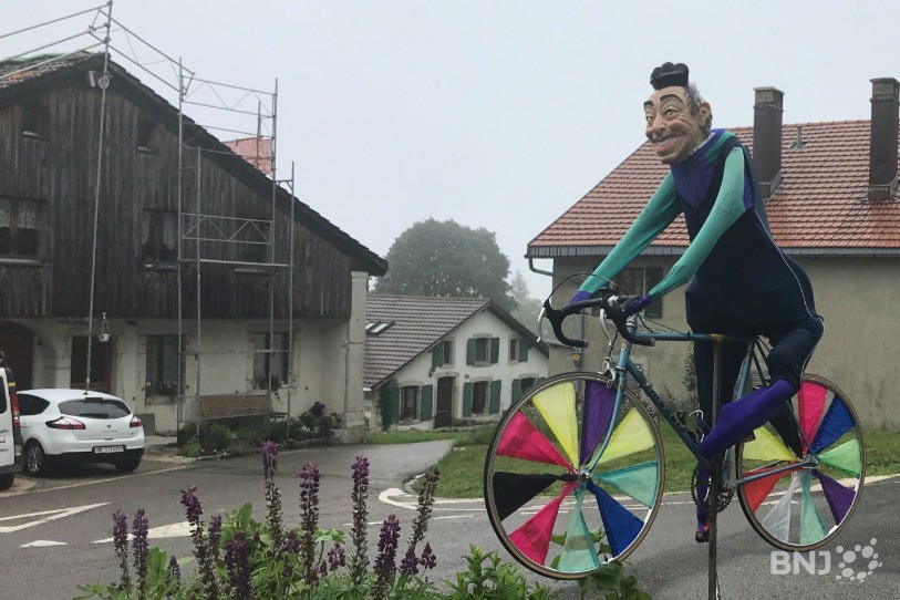 Un épouvantail à vélo accueille les visiteurs dans le rond-point au centre du village des Planchettes.