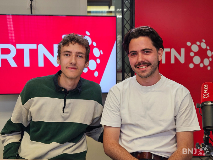 De gauche à droite : Thomas Freiburghaus et Téo Nania étaient dans « La Matinale » ce lundi pour présenter leur revue footballistique « Nonante ».