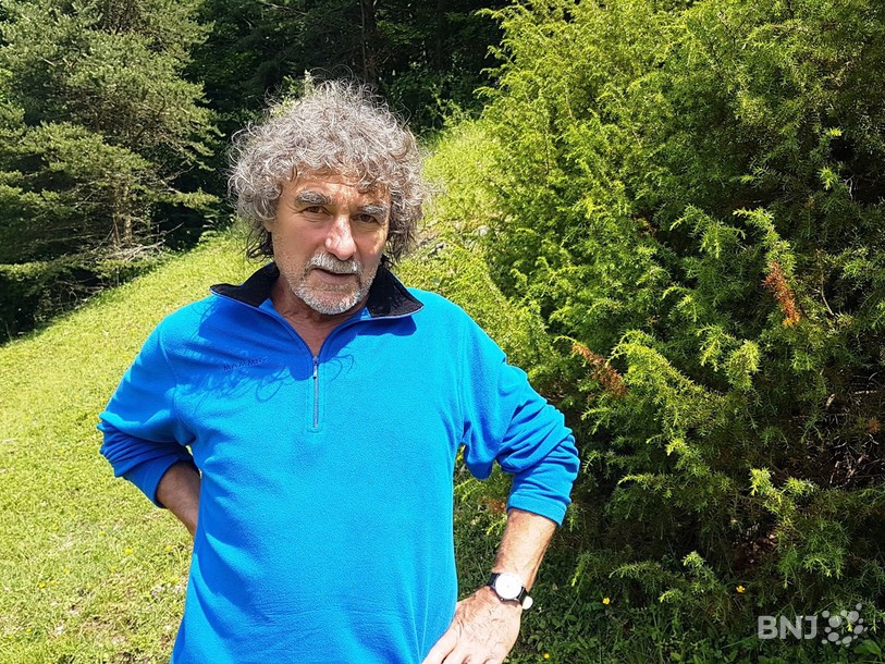 André Schaffter explore une prairie à orchidées