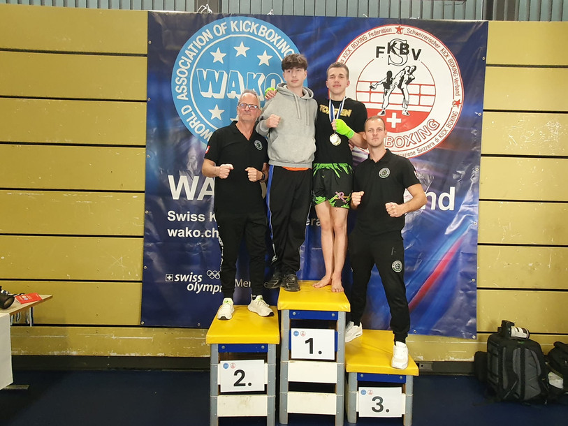 Noah Buompane et Bruno Quiquerez, entourés de leurs entraîneurs Charly et Jordan Comte. (Photo : Team Fight Kick Boxing)