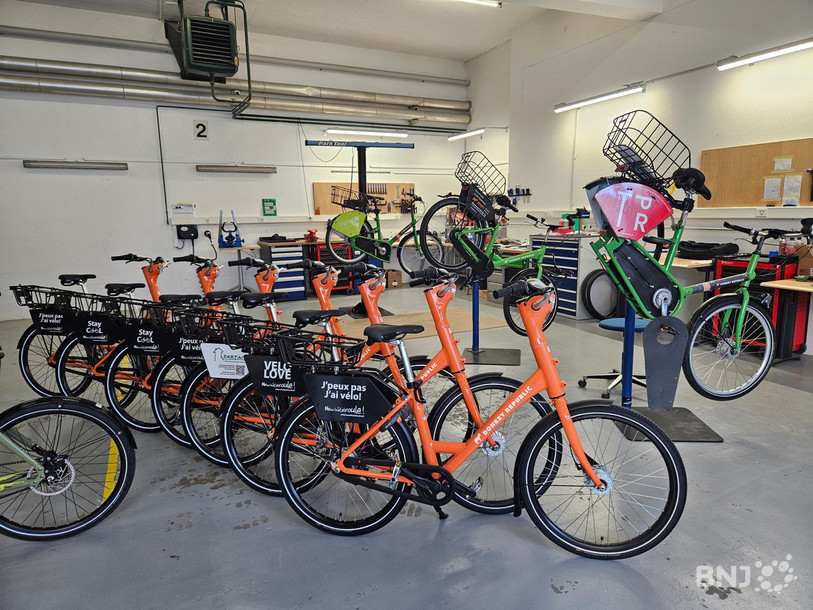 Soixante nouveaux vélos, de couleurs orange, sont intégrés dans le réseau en libre-service et remplacent de vieux modèles.