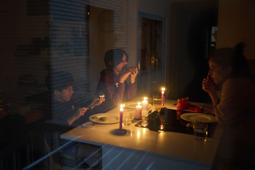 L’Espagne a subit une rupture de stock de bougies, de radios et de batterie selon Morgane Schaller. (Photo d'illustration : AP Photo/Emilio Morenatti.)