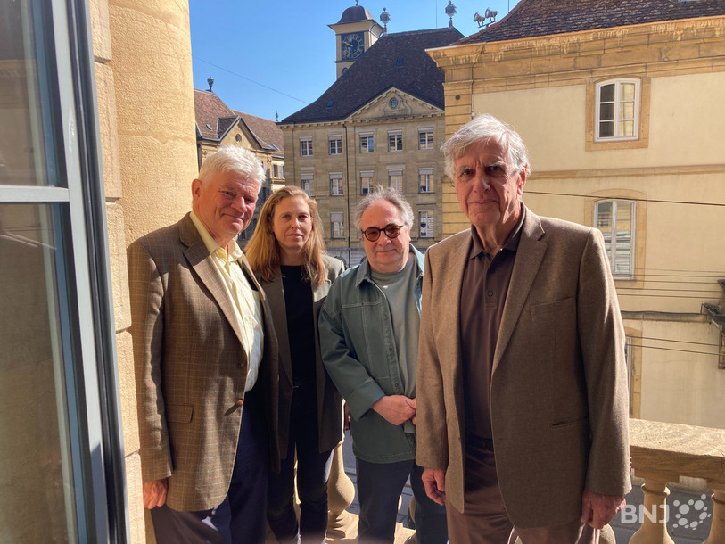 De gauche à droite : Patrick Bergen, secrétaire général de la Maison de l’Europe transjurassienne, Luana Di Trapani, coordinatrice des Journées de l’Europe, Pascal Helle et Jean-François Burkhalter, tous deux à l’origine de la plaque commémorative en faveur de Maurice Bavaud. 
