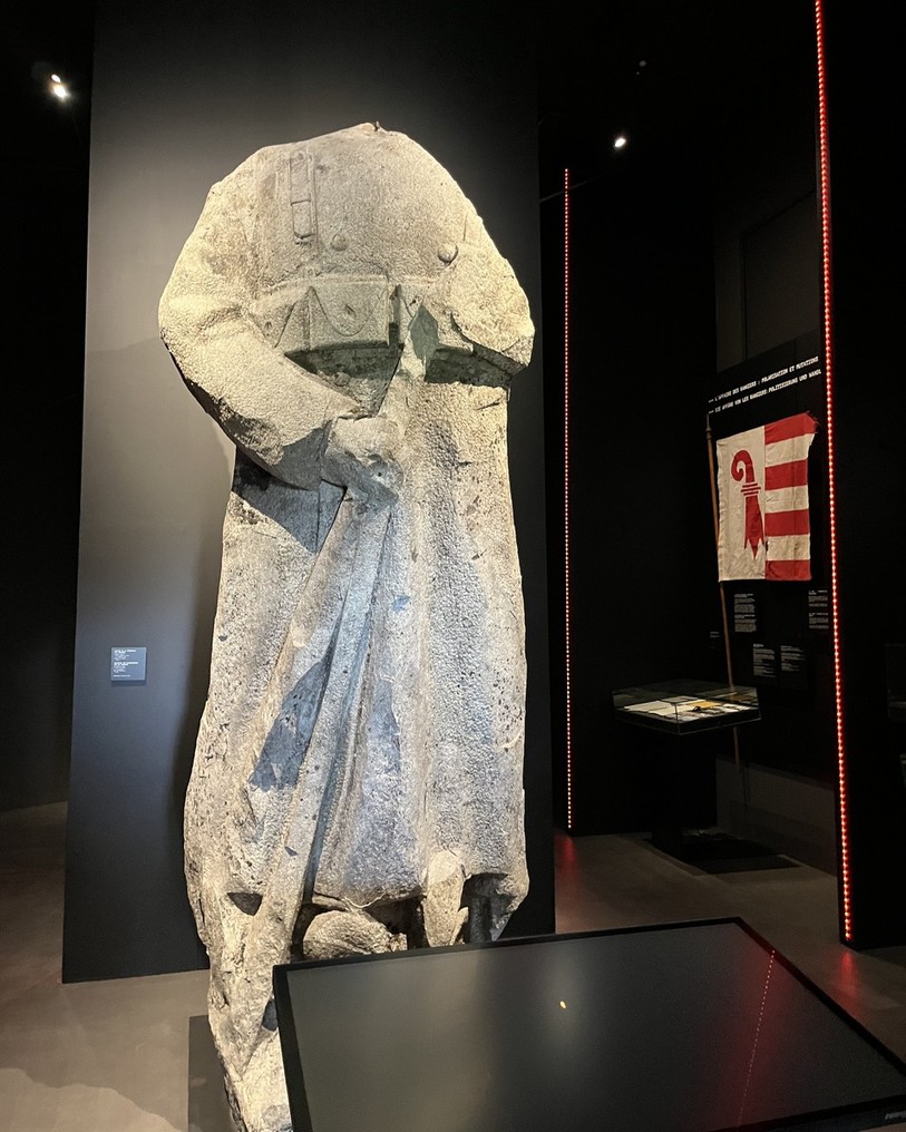 Les vestiges de la Sentinelle des Rangier prennent place au milieu du petit musée.
