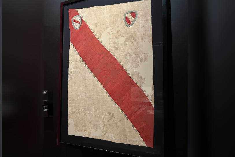 La bannière des Seigneurs d'Asuel est visible au musée CRAC.