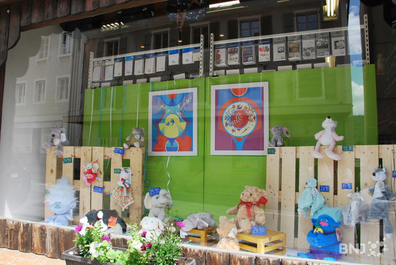 Les vitrines des commerces locaux accueillent des tableaux et des sculptures réalisés par des artistes tramelots jusqu'au début du mois de septembre. 