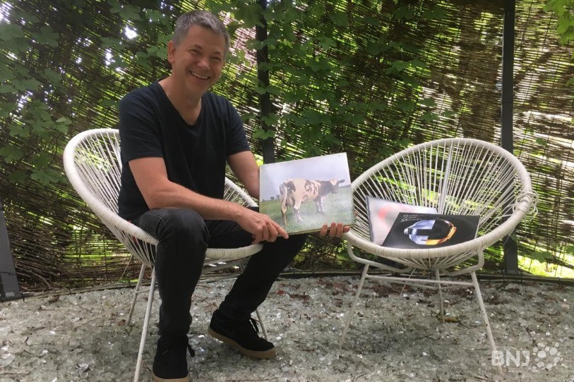 Christophe Rabin, créateur de «Fête ta musique en vinyles», l'album de Pink Floyd dans les mains.