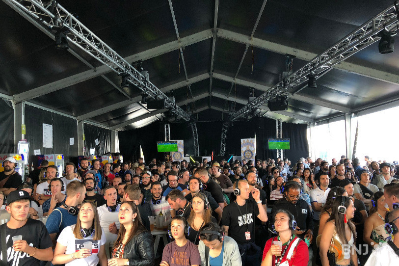 Les festivaliers ont supporté l'Espagne et le Portugal sous la scène du phare.