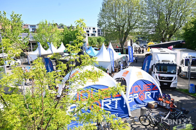Le village du Tour se prépare à la Grande Béroche. (photo : B. Pfaff)