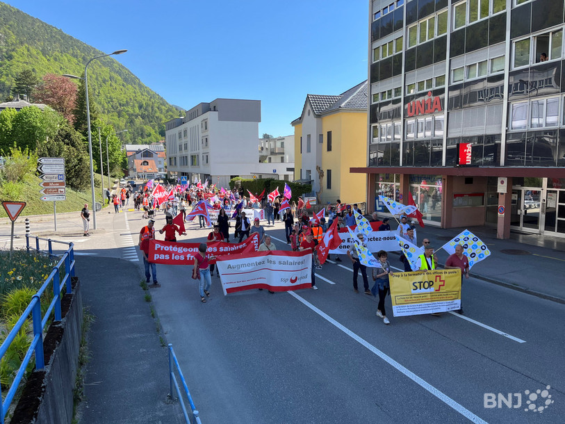 À l’appel de l’Union syndicale jurassienne, près de 300 manifestants ont pris possession de la route principale à Moutier. Le cortège s’est déroulé sans accrocs.