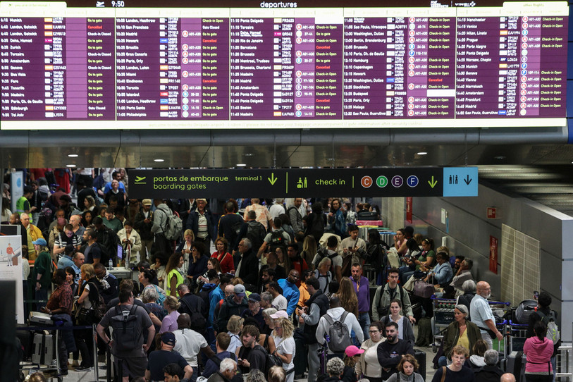La panne a notamment créé le chaos dans les aéroports comme ici à Lisbonne. (Photo : EPA/TIAGO PETINGA).