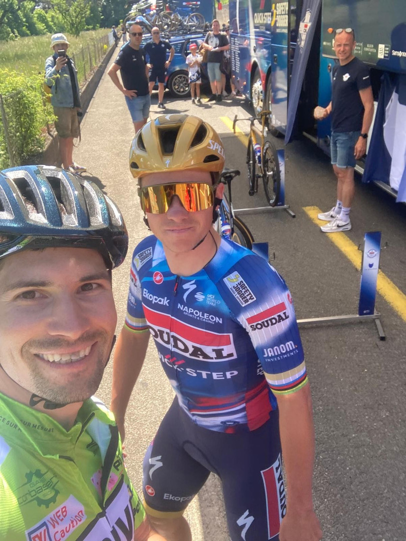 Le cycliste neuchâtelois Emilien Barben a eu plus de succès que nous avec Remco Evenepoel avant le départ de l'étape...