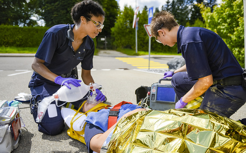 Une ambulancière en plein sauvetage