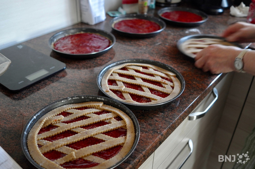 Chaque tourte de Linz pèse 400g et contient exactement 95g de confiture de framboise.