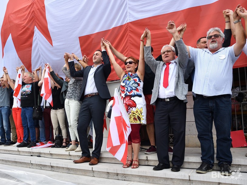 Les autonomistes ont entonné la Rauracienne à la fin de la partie officielle. (photo : Georges Henz)